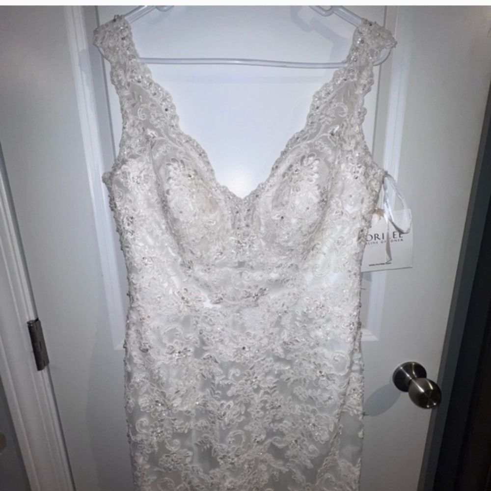 Elegant  Ivory Wedding Dress - Picture 4 of 17